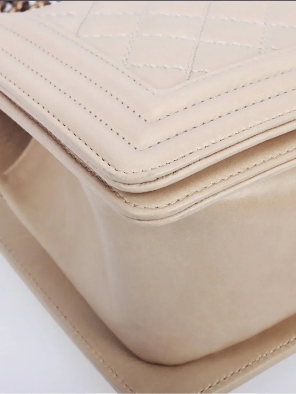 CHANEL Cream Boy Bag Medium with Antique Gold Hardware (Card and Dust Bag incl) - Picture 5 of 9